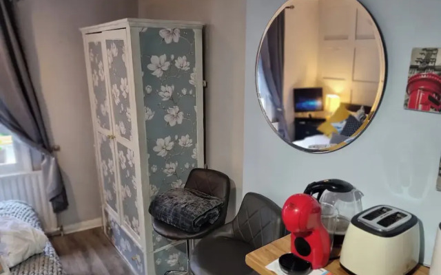 Charming 1-bed Studio Annex,parking,kitchen,wifi