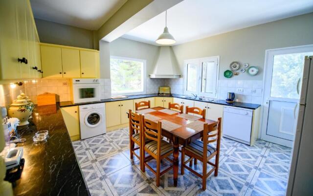 Pessada Bay Studios and Apartments