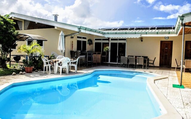 Tahiti - Sanny's Place Family Room & Pool