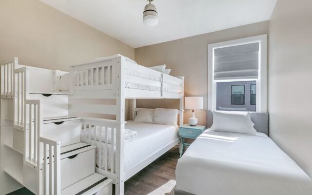 4BR Modern Townhouse in Mid City