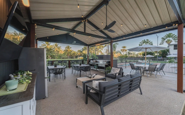 Kinka Palms Beachfront Apartments / Motel