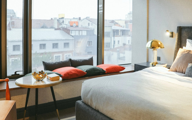 Zeno Suites Hotel