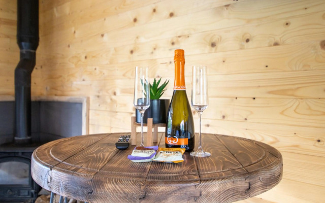 New Stunning Lake View Log Cabin With Hot Tub