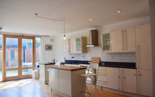 Spacious, Bright & Modern 3 Bedroom Family Home