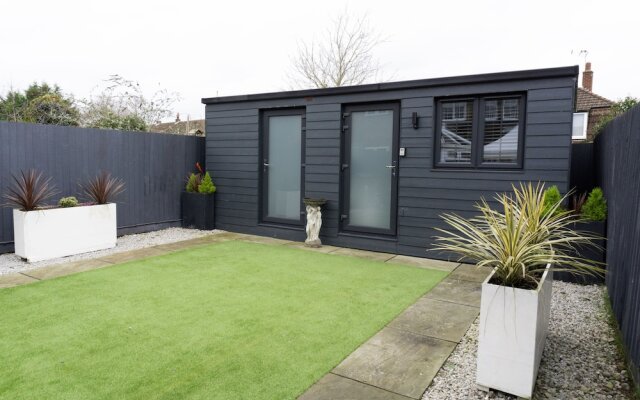 Beautiful 2 Bed Studio