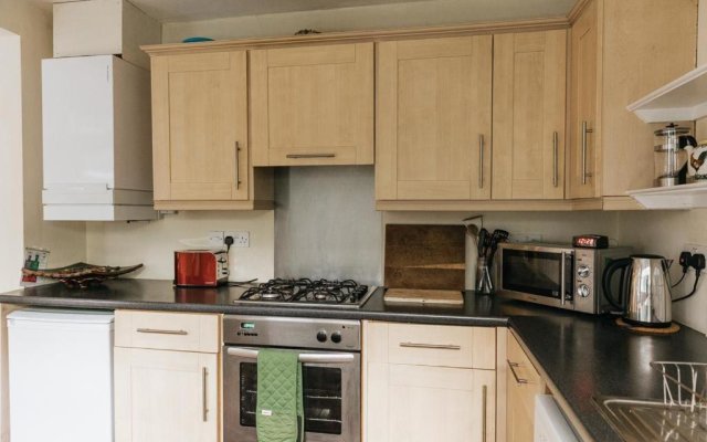 SUNNYSIDE APARTMENT - Spacious 2 Bedroom Ground Floor with Free Parking In Kendal, Cumbria