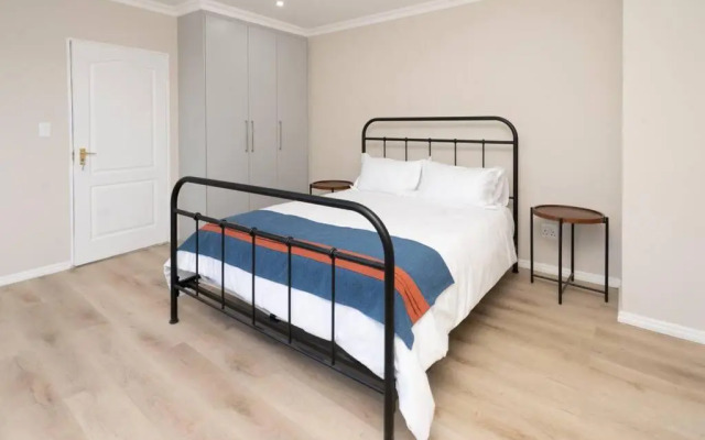 Private Modern 10 bdrm Home tucked away in Sandton