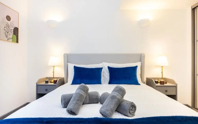 2 Bed 2 Bath Deluxe Flat in Kensington