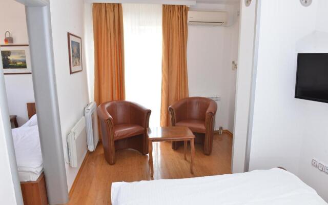 Apartment and Rooms In Club