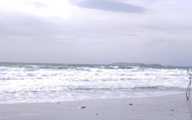 Renovated apt 100m from beach WiFi AC