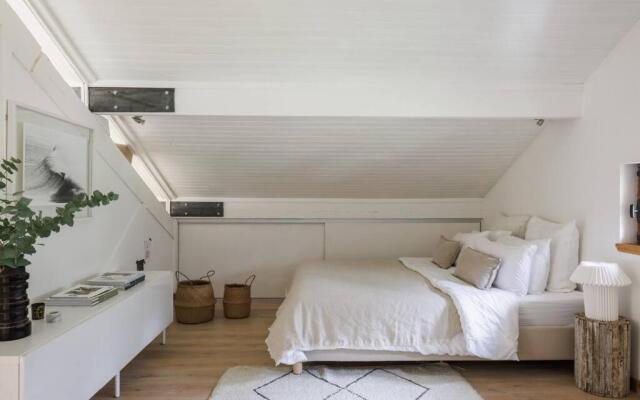 Spacious, contemporary 5Br Chalet with glacial views