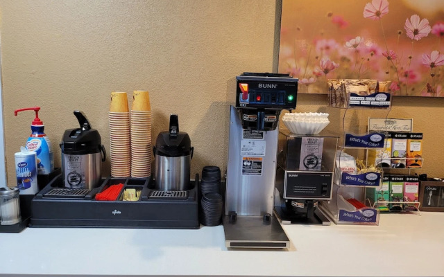 MorningGlory Inn & Suites