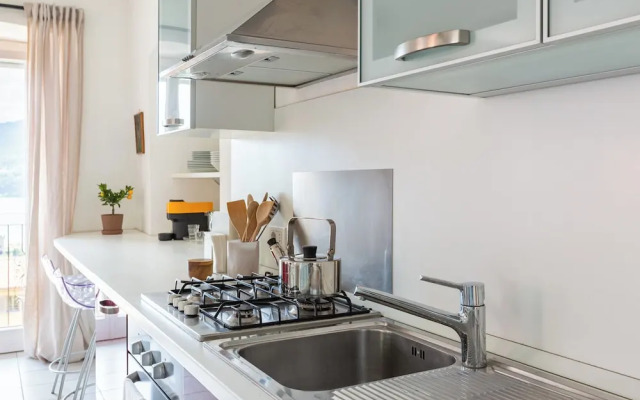 Lake View Terrace Apartment by Rent all Como