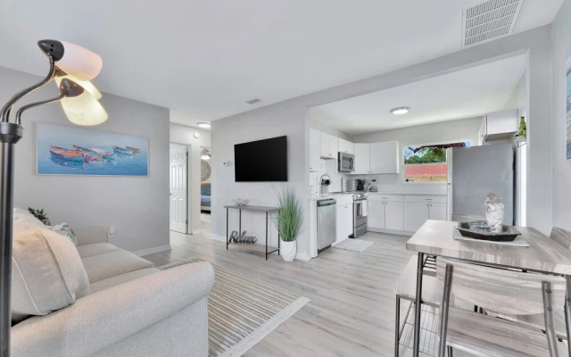 The Kenwood Retreats and Courtyard