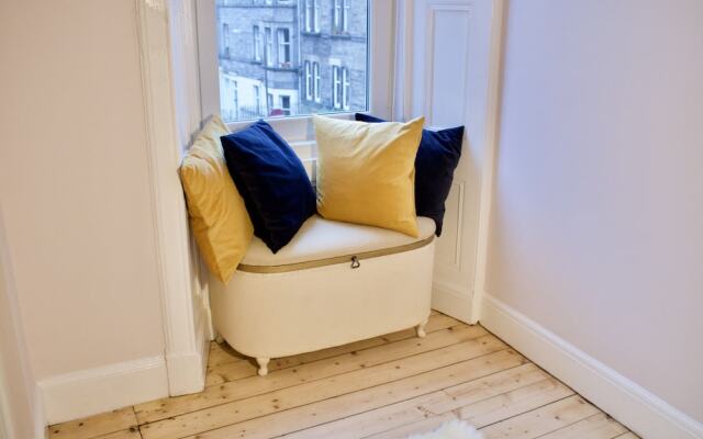 1 Bedroom Flat Near Holyrood Park