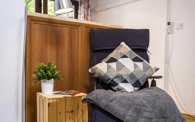 Peaceful Riverside Studio with Garage & private Patio Garden Center