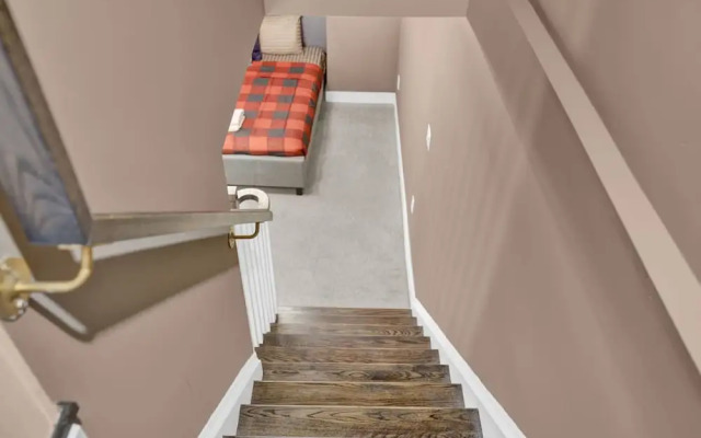 Stylish Mississauga Lower Unit BBQ Yard Paradise