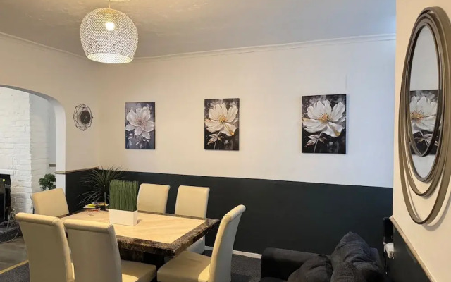 Manchester - House - Sleeps 6 - Parking - Garden