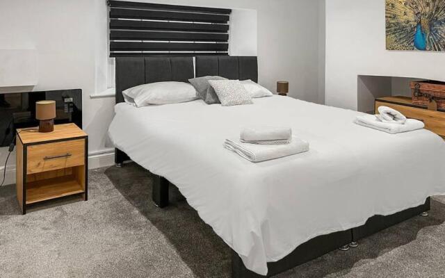 Bright and spacious 1-BDR flat w/ free parking