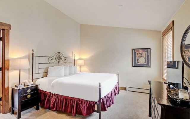 2br 2ba Winter  Walk To Historic Downtown + Gondola 2 Bedroom Townhouse by RedAwning