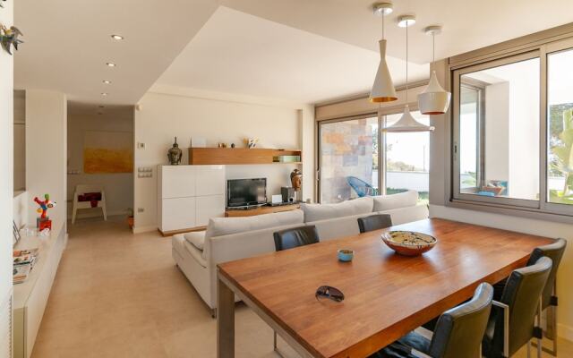 Delightful Villa in Canyelles wth Swimming Pool