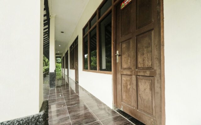 OYO 90490 Hotel Nyi Rindang