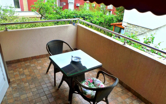 El Mar Apartments