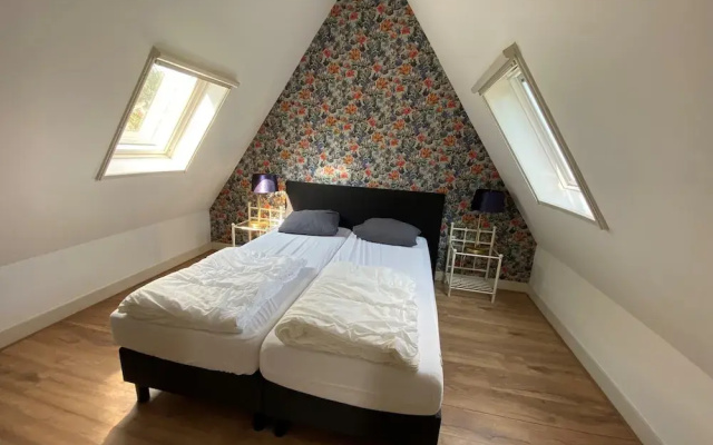 Lush Villa with Hot Tub, Private Fenced Garden in Hippolytushoef