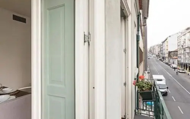 Camões Flat w/ AC & Balcony by LovelyStay