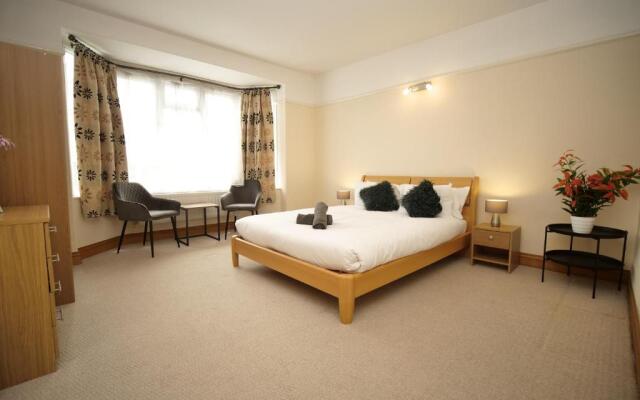 Town Centre Apartment Sleeps 9