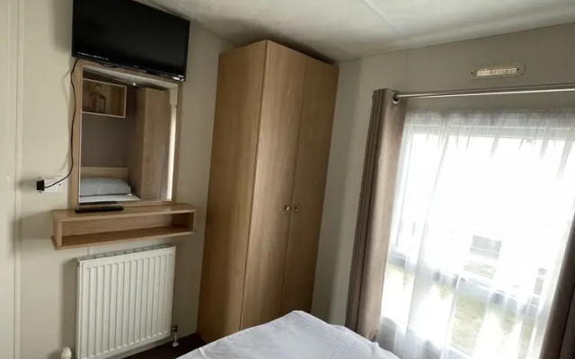 Caravan - Sleeps 10 - Pet Friendly - Parking