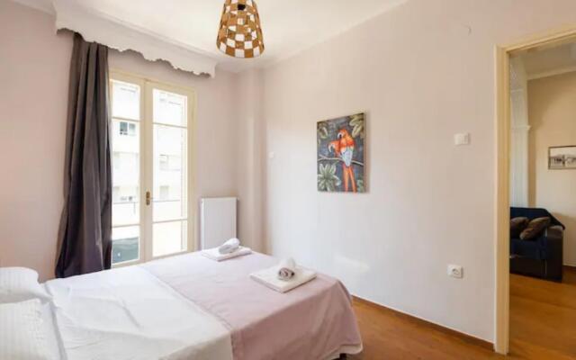 Private Pristine Balcony Home- Heart of the Center
