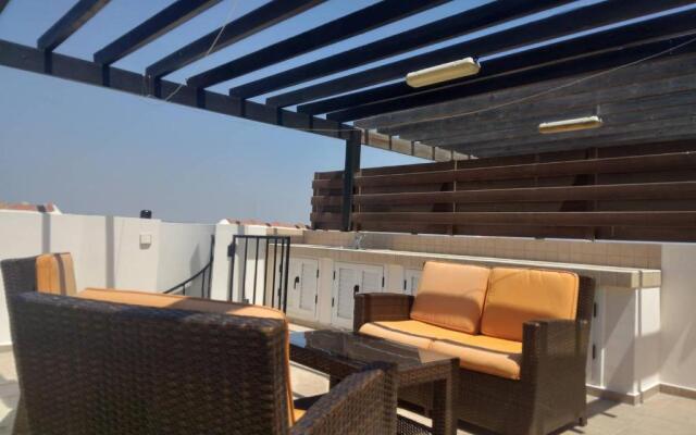 2 bedroom apartment with communal pool and roof garden
