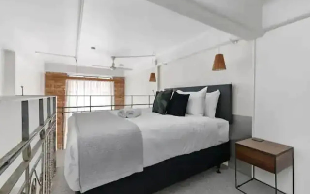 Stylish Loft Apartment In Cbd W/ King Bed!