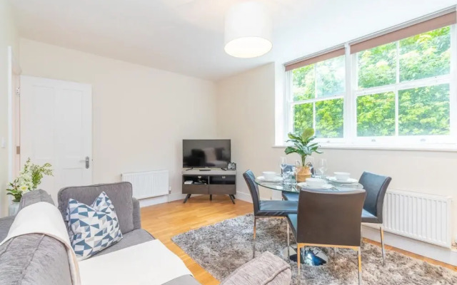 Two Bedroom Apartment in Hammersmith 201a, London
