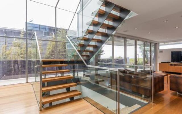 TASMAN DRIVE Gerringong 4pm check out Sundays