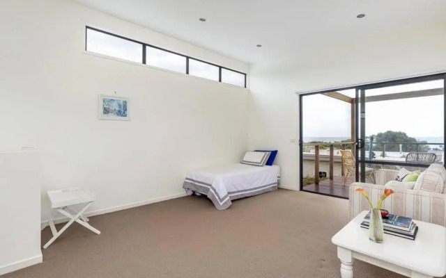 Sea Haven: coastal views, family retreat