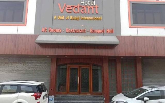 Pop 90621 Hotel Vedant