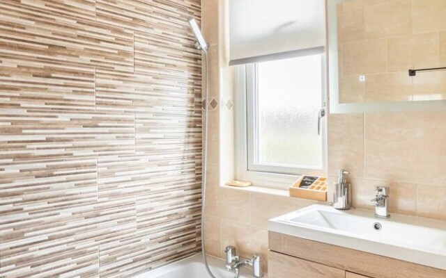 Captivating 2-bed House in Hamilton With Jacuzzi