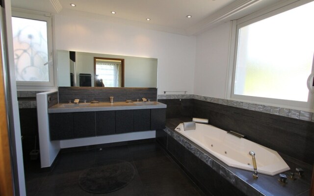 HAVRE DE PAIX" 5 étoiles Prestige jacuzzi, hammam, sauna, PISCINE chauffée Mougins Cannes Grasse