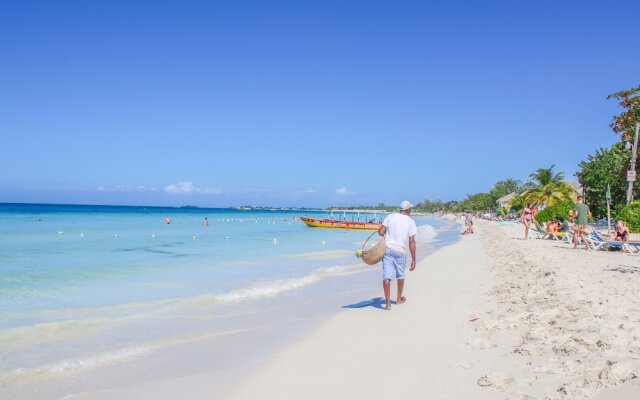 Aqua Verde- Burbon Beach Club