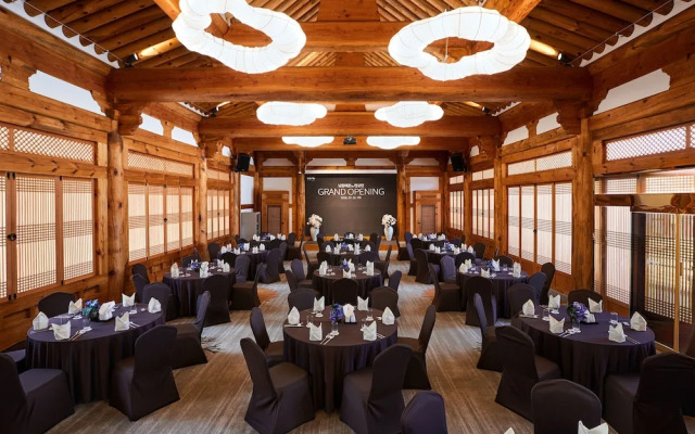 Hanok stay NAMWONYECHON by Kensington