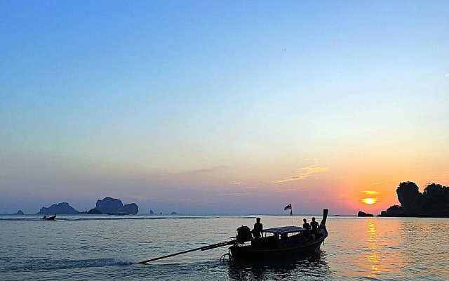 Tonsai Bay Resort