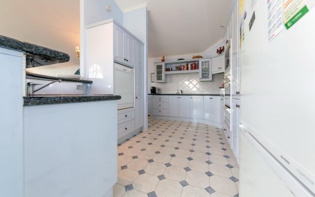 Tah Villa, 1/68 Marine Drive