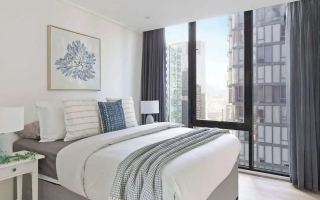 Large 3BR Apt Near Crown, Sleeps 10, Free Parking