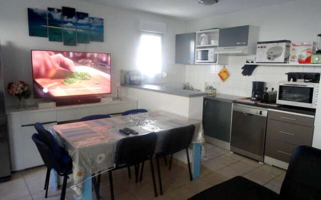 Apartment With 2 Bedrooms in Villeneuve-lès-avignon, With Pool Access,