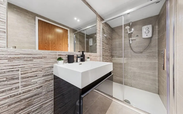 Modern Battersea Suite - London City Retreat