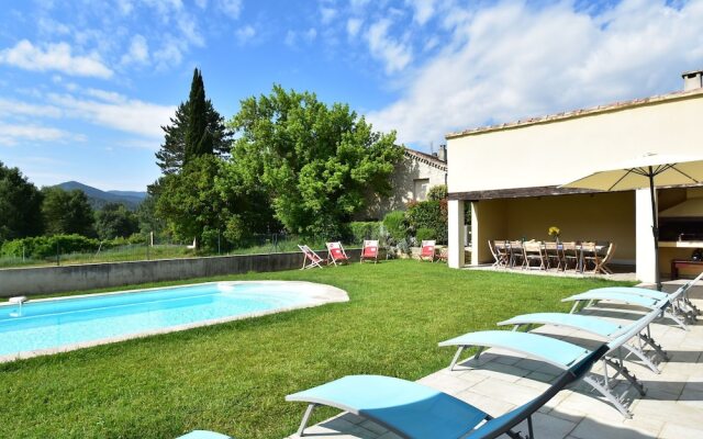 Spacious Villa in Vaison-la-Romaine with Swimming Pool