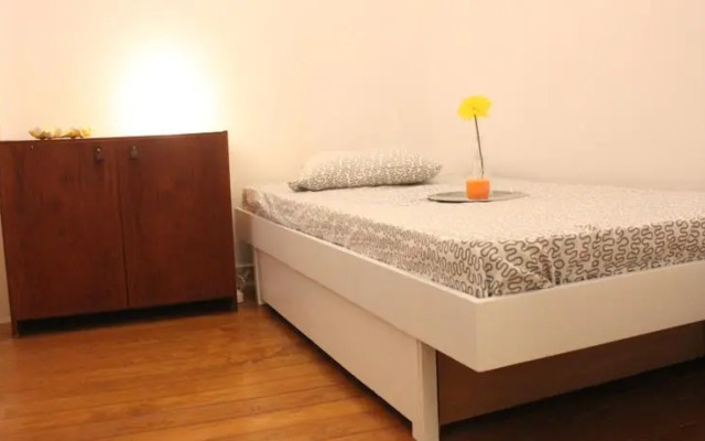 Blue House - Bica Yellow Tram