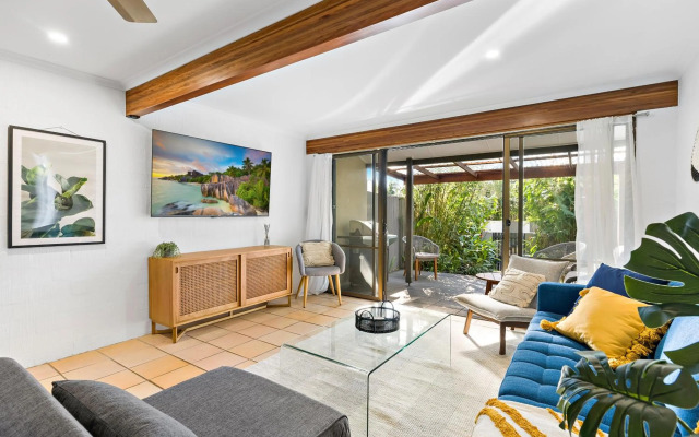 Stylish Townhouse, private courtyard walk to beach